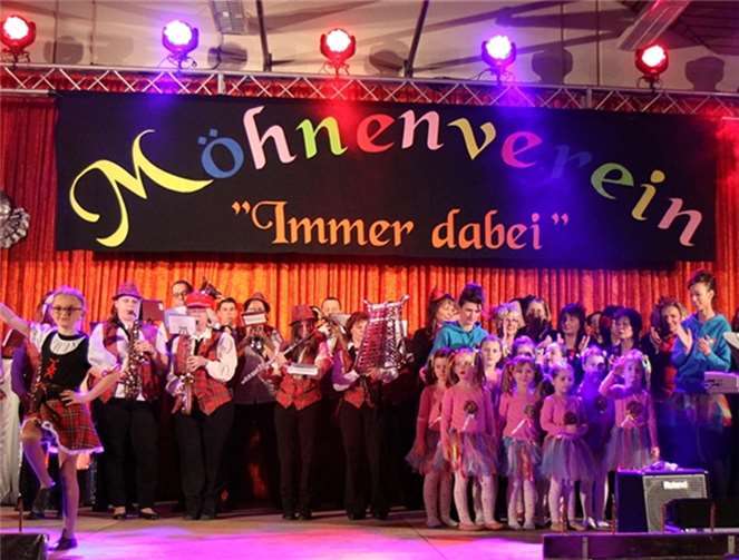 Einzug der Aktiven zum Bunten Abend des Möhnenvereins „Immer dabei“ Arzbach.Willi Willig