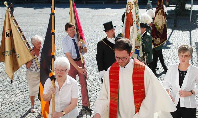 Einzug der Fahnendelegation der Sinziger Vereine. Fotos: BL