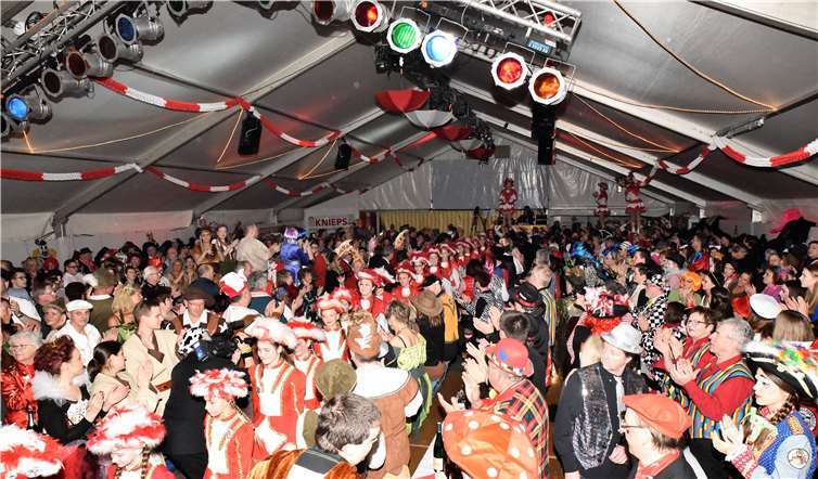 Einzug der Formationen zur neuen Karnevals-Session ins Festzelt. Nico Sebastian