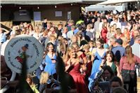 Einzug der Majestäten auf den Festplatz in Mayschoß. 