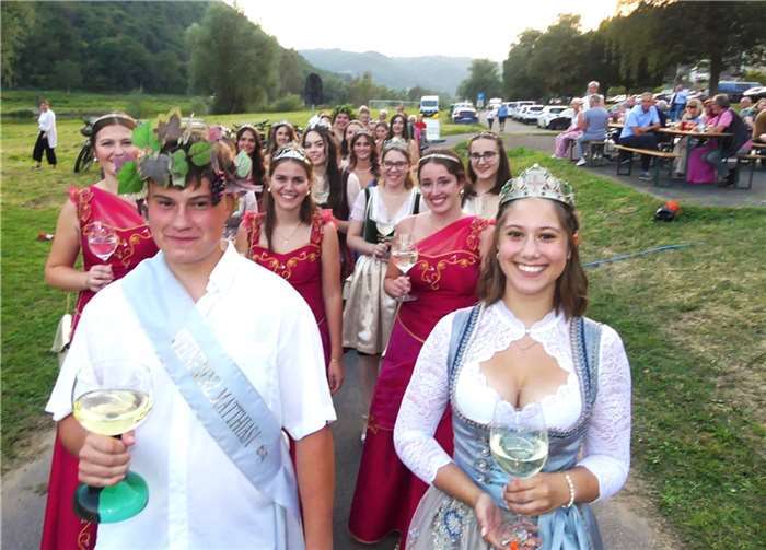 Einzug der Weinmajestäten. Valwig feierte im Grüngürtel entlang der Mosel sein Wine & River-Fest.