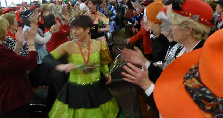 Einzug des Damenkomitees in die proppenvolle Jahnhalle.FA