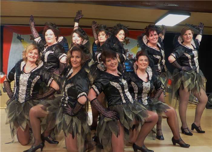 Einzug des Damenkomitees in die proppenvolle Jahnhalle.FA