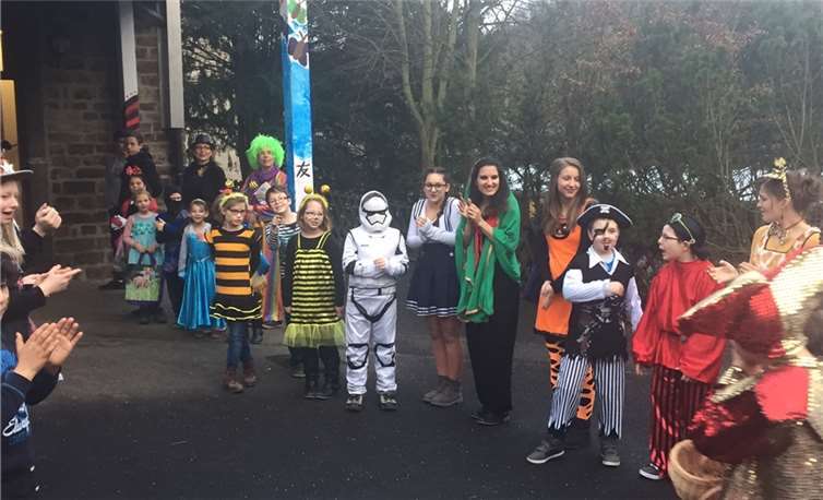 Einzug des Prinzenpaars und Empfang auf dem Schulhof. privat