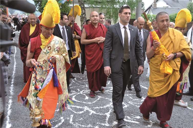 Einzug in die Klosteranlage des Kamalashila Instituts.