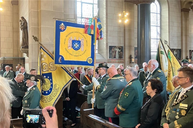 Die  St. Hubertus Schützenbruderschaft Weißenthurm feiert mit europäischer Gemeinschaft