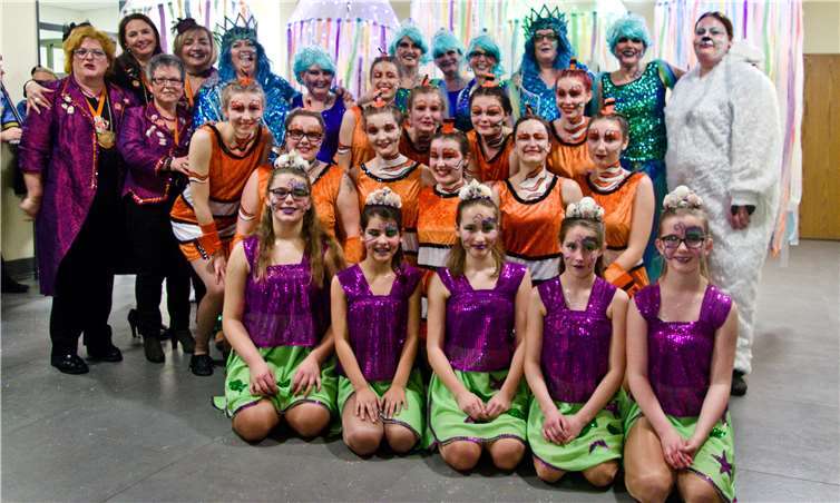 Eis- und Unterwasserwelten brachten die Fidelen Frauen mit ihren prächtigen Kostümen dem Publikum dar. privat