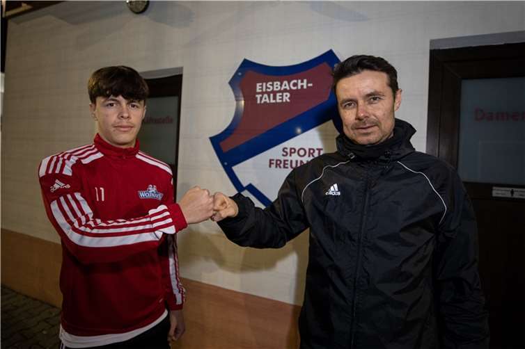 Eisbachtals Co-Trainer Paul Lauer (rechts) kann sich über die Verstärkung durch Shuip Hismani für den weiteren Saisonverlauf für das Oberligateam der Eisbären freuen.  Foto: Andreas Egenolf