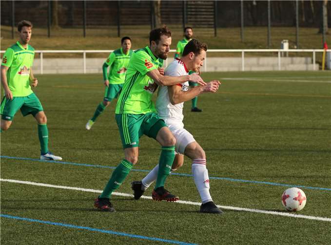 Eisbachtals Maximilian Hannappel (rechts) musste sich gegen die Mendiger um Philipp Geisen zwar teilweise mit aller Kraft zur Wehr setzen, doch letztlich gewannen die Sportfreunde deutlich gegen den Ligakonkurrenten aus der Vulkaneifel. Foto: SF Eisbachtal