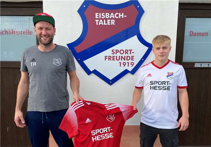 Eisbachtals Trainer Marco Reifenscheidt (links) freut sich über seinen offensiven Neuzugang Alen Muharemi (rechts). Foto: SF Eisbachtal