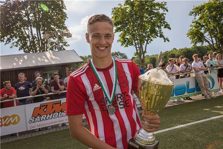 Eisbachtals U19-Kapitän Jannik Faßbender durfte sich im Juni über den Gewinn des Rheinpokals freuen. Nun will der Eisbär gemeinsam mit seinem Team in der ersten Runde des DFB-Pokals der Junioren Bundesligist Fortuna Düsseldorf in Nentershausen ärgern. Fotos: Andreas Egenolf