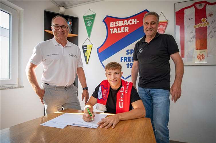 Eisbachtals neuer Trainer Thorsten Wörsdörfer (links) und Werner Schmidt vom geschäftsführenden Vorstand freuen sich darüber, dass Finn Müller unter anderem mit Regionalligaerfahrung nach neun Jahren von Mainz 05 zurück in den Westerwald zu den Eisbären wechselt.  Foto: Andreas Egenolf