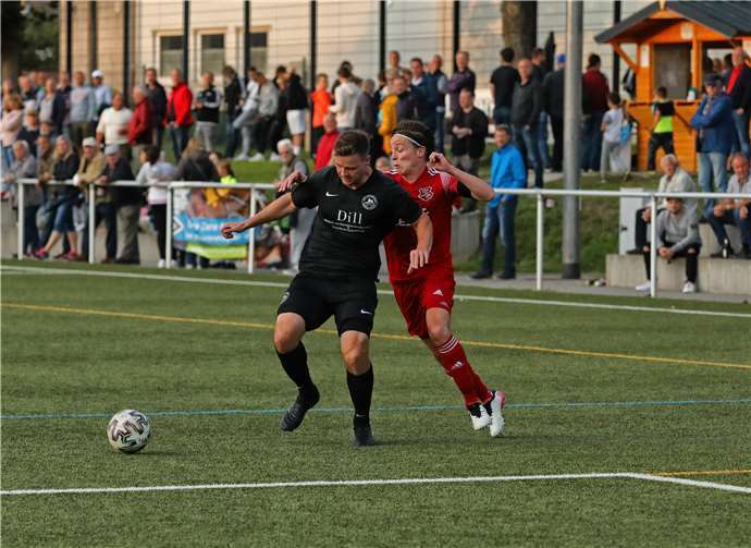 Eisbachtals zweifacher Torschütze Moritz Hannappel (rechts) im Zweikampf mit dem Dietkirchener Nils Bergs (links).