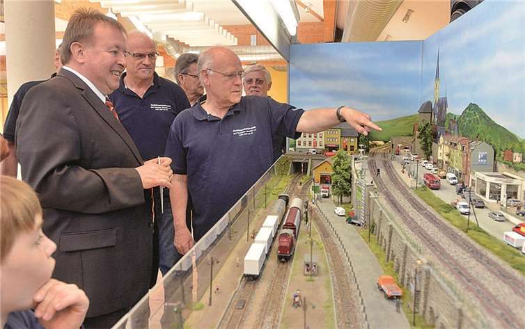 Eisenbahn im Ahrtal en miniature und ihre Bewunderer. privat