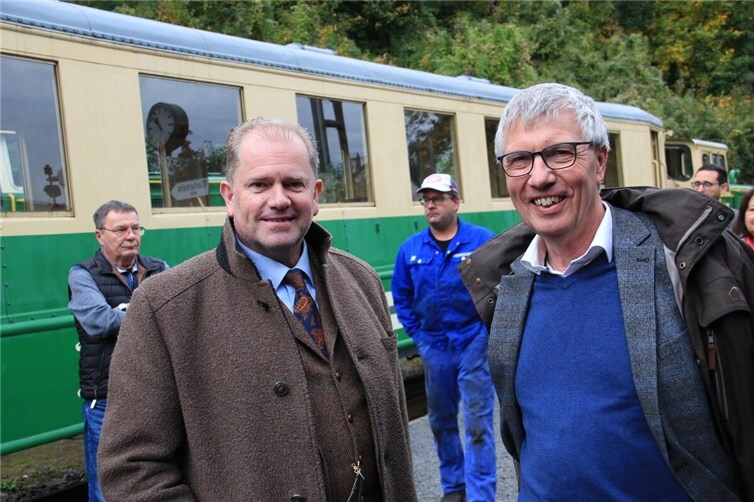 Eisenbahnfreunde: Stephan Pauly (links) und Staatssekretär Erwin Manz.  Fotos: GS