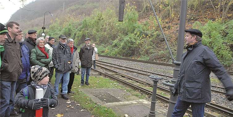 Eisenbahntechnik im Detail: Stephan Pauly von der Interessengemeinschaft Brohltal-Schmalspureisenbahn erläutert der Gruppe des Sinziger Denkmalvereins am historischen Wasserhahn die Wasserversorgung der Dampfloks. Denkmalverein