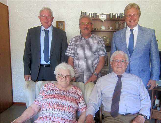 Eiserne Hochzeit der Eheleute Jakob und Katharina Elzer. Am Tag der standesamtlichen Trauung überbrachten (von rechts) Kreisbeigeordneter Rolf Schäfer, Ortsbürgermeister Manfred Gerner und Erster Beigeordneter Anton Reiter Glückwünsche des Landkreises Mayen-Koblenz, der Ortsgemeinde Welling und der Verbandsgemeinde Maifeld. privat