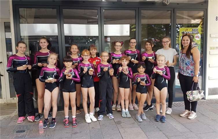 Eisessen mit Trainerin Ann-Kathrin Schowtjak nach der Vorführung. Ann-Kathrin Schowtjak