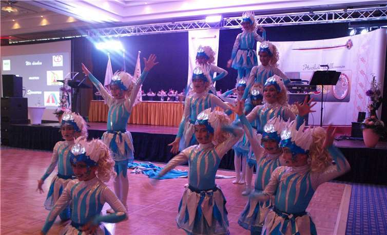 Eisprinzessinnen als Eisbrecher: Die Kinder Showtanzgruppe der KG Wissen begeisterte. - BLA -