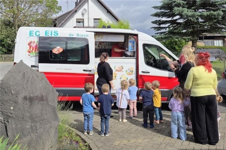 Eiswagen vor dem Kindergartengelände Spatzennest