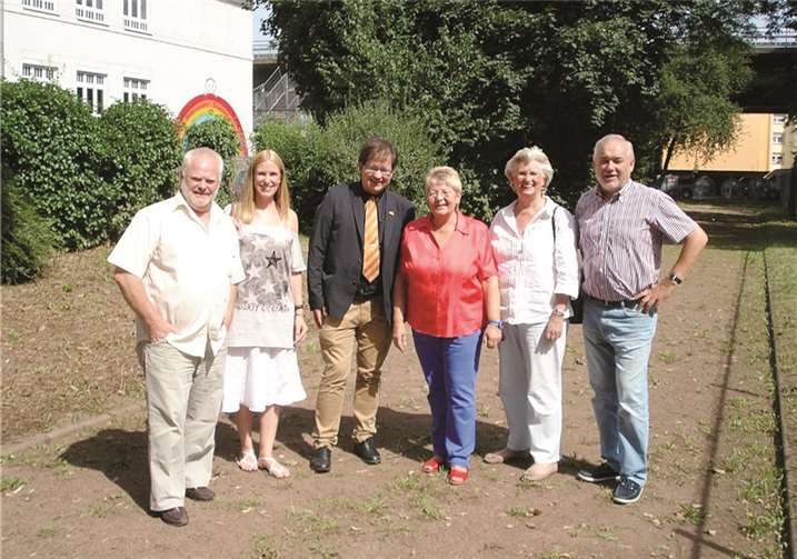 Eitel Bohn, Claudia Probst, Jens Wehran, Anne Schumann-Dreyer, Edith Hoernchen und Karl-Heinz Rosenbaum begutachten die Standorte für den Ersatzbau.privat