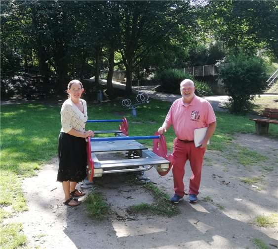 Eitel Bohn und Julia Kübler haben die Spielflächen im Stadtteil Horchheim bereist. Foto: privat