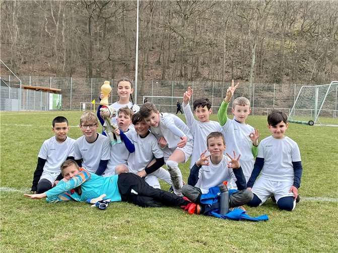 Eitel Freude herrscht zurzeit in den Reihen der E 2-Junioren. Sie haben allen Grund, mit viel Spaß bei der Sache zu sein.  Foto: Sportverein Ochtendung