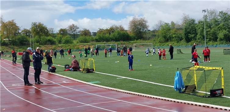 Eitel Freude herrschte unter Akteuren und Zuschauern der fünf Funino-Spielgruppen, die am vergangenen Samstag im Ochtendunger Jakob-Vogt-Stadion wuselten. Foto: privat