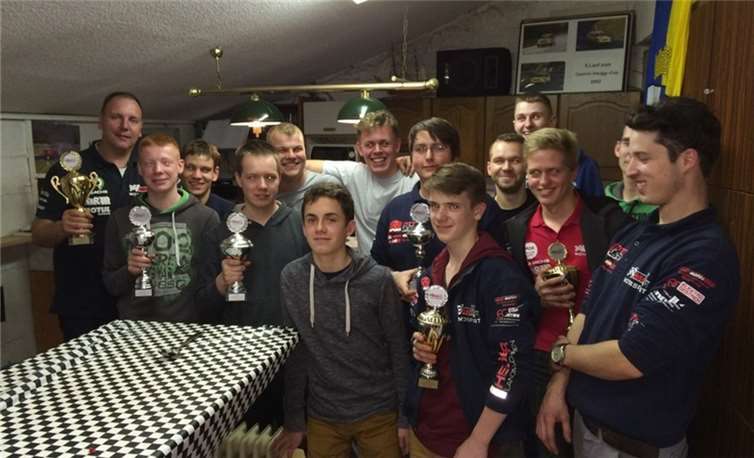 Eitle Freude herrschte bei den jungen "Racern" bei der Preisverleihung. privat