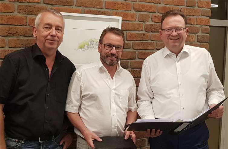 Ekkehard Raab (Vorsitzender der FDP-Kreistagsfraktion), Wolfgang Treis (Fraktionsvorsitzender von Bündnis90/Die Grünen) und Georg Moesta (Vorsitzender der CDU-Kreistagsfraktion) (v. l.) betonen, dass es zur Verantwortung des Kreistages Mayen-Koblenz gehört, sich mit den Zukunftsperspektiven zu beschäftigen. Gemeinsam beantragen sie daher die Bildung eines Zukunftsausschusses.Foto: CDU Mayen-Koblenz
