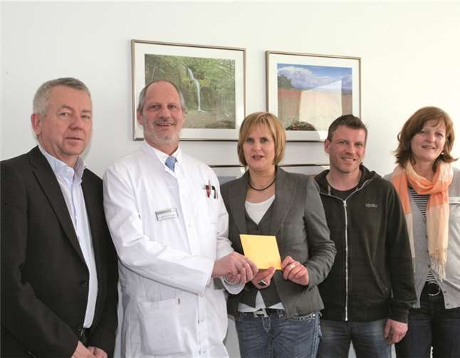Ekkehard Raab (l.) und Susanne Faßbender (M.) feierten ihre runden Geburtstage gemeinsam und baten dabei anstelle von zugedachten Geschenken um Spenden, die sie kürzlich dem Vorsitzenden des Hospizvereins Dr. Michael Maasberg (2.v.l.) und den hauptamtlichen Hospizfachkräften Ursula Wolf und Guido Adams überreichten. WE