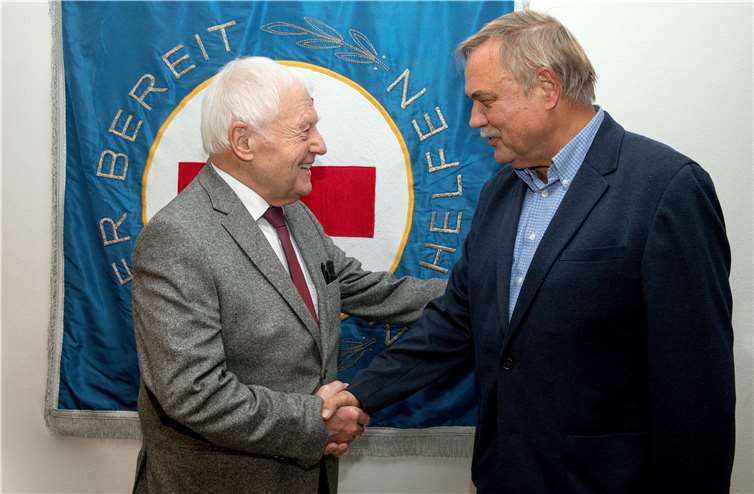 Ekkehart Haacke übergibt an Manfred Christ. Foto: Martin Christ