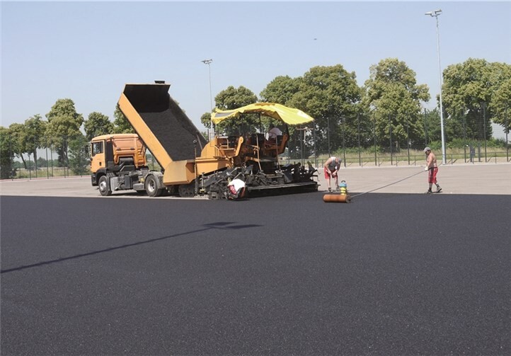 Elastik-Schicht für Kunstrasenanlagen wird aufgetragen.privat