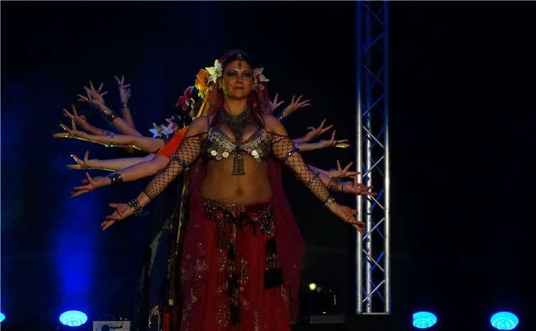 Elegant und anmutig, aber auch feurigund temperamentvoll kann oriantalischer Tanz sein.