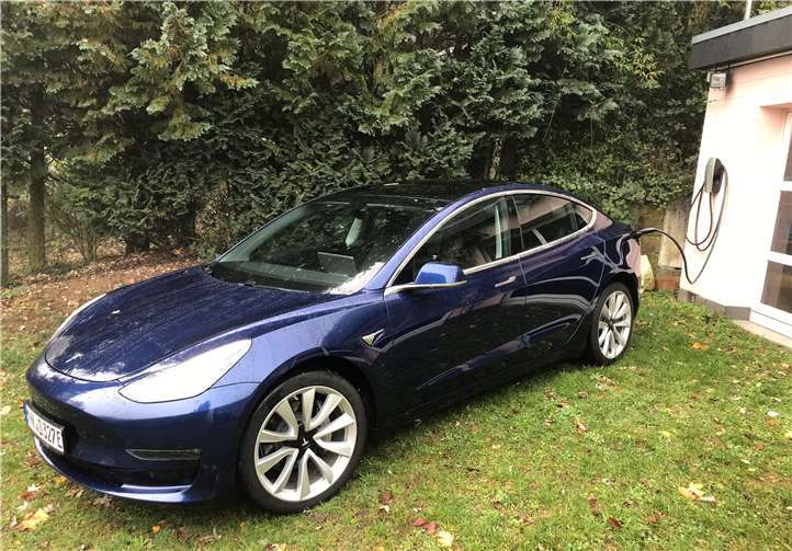 Elektroauto an einer eigenen Tankstelle. Foto: privat