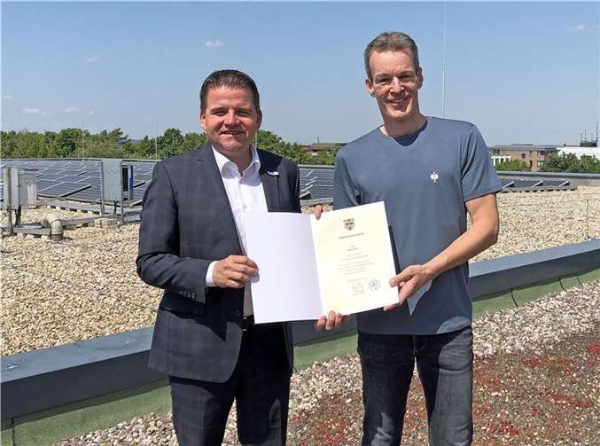 Elektroinstallateur-Meister mit Ehrenurkunde: Martin Boes (rechts) nimmt die Glückwünsche von Bürgermeister Holger Jung entgegen.  Foto: Stadt Meckenheim