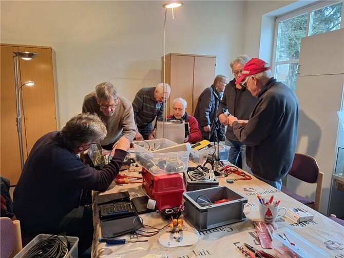 Elektronik ein zweites Leben geben: Ehrenamtliche im Einsatz