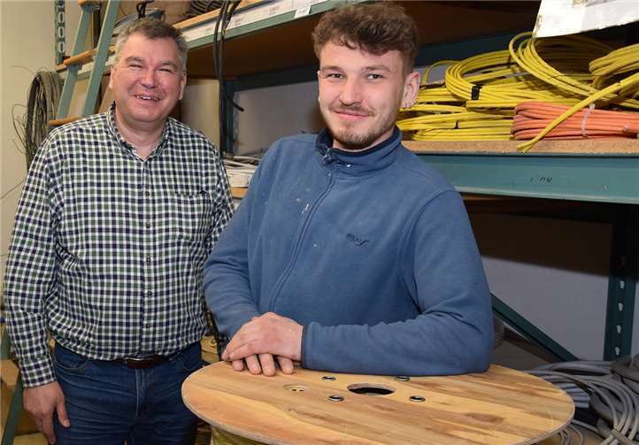 Elektrotechnikermeister Martin Michels (li.) und Praktikant Ben, der nun auf eine Ausbildung im Unternehmen aus Höhr-Grenzhausen zusteuert.Fotos: HwK Koblenz