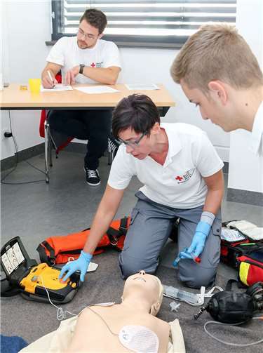 Elementarer Bestandteil der Prüfung der DRK-Sanitätsdienstausbildung ist die Maßnahme der Reanimation unter Verwendung eines Automatisierten Externen Defibrillators (AED). DRK-Kreisbereitschaftsarzt Heinz-Jörg Neißen und die Lehrkräfte beobachteten den Ablauf der Hilfeleistung.