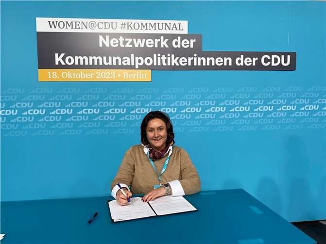 Elena Dahmen aus Meckenheim bei der Unterzeichnung.  Foto: privat