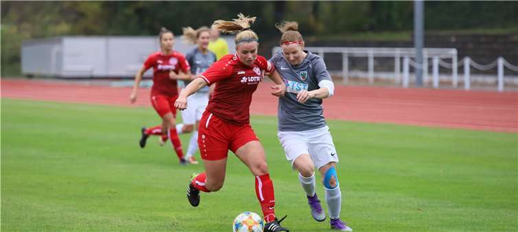 Elena Deuster (l.), die laufstarke Außenverteidigerin, musste mit ihrem Team eine bittere Niederlage gegen Wormatia Worms hinnehmen.Foto: Guido Kölzer