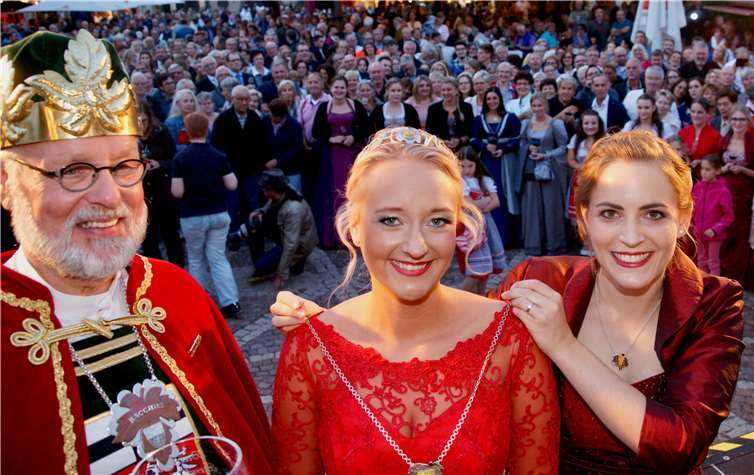 Elena Platz (li.) ist die neue Burgundia. Sie erhielt von ihrer Vorgängerin Annika Schooß die Amtskette. Bacchus Bernd Krah präsentierte die neue Majestät. Fotos: KG