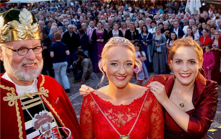 Elena Platz (li.) ist die neue Burgundia. Sie erhielt von ihrer Vorgängerin Annika Schooß die Amtskette. Bacchus Bernd Krah präsentierte die neue Majestät.KG