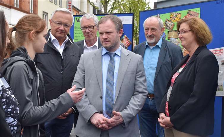 Elena Salmejer (li.), 1.Vorsitzende der JuFi und selbst Schülerin der HBF, erklärt den Anwesenden, unter anderem Landrat Achim Hallerbach, Alfons Plag, Oberbürgermeister Jan Einig, Wolfgang Rahn und Ina Heidelbach, die Ursprungsidee die Plastik-Diät-Rallye und das Vorgehen der Schülerinnen und Schüler. Foto: privat