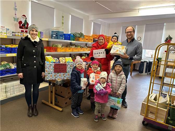 Elena Schmitt (links) und Dominik Skiba (rechts) übergaben die Spenden der Elternschaft an Christa Terzer-Rösner (Mitte).  Foto:privat