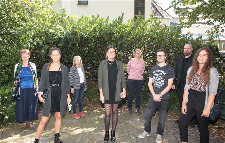 Elena Wolf, Lea-Sophie Schneider, Michael Ogon und Vanessa Kunz (vordere Reihe von links) haben das feierliche Versprechen abgelegt. Schulleitung und Lehrkräfte sind stolz auf sie.Foto: hf