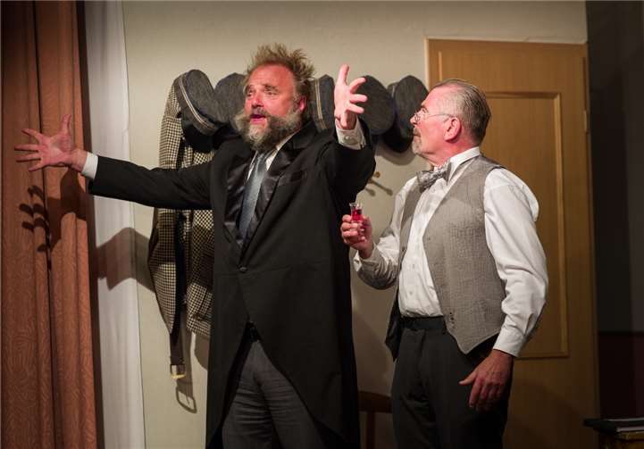 Elf Aufführungen der „Feuerzangenbowle“ wurden bereits gespielt, doch das Publikum verlangt nach mehr. Da sagen die Jedermänner nicht nein. Foto: Privat