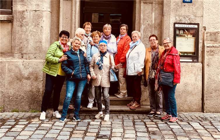 Elf Damen der Montagsriege des TVR vor den Münchner-Kindl-Stuben. Foto: privat