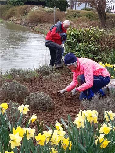 Elf Ehrenamtler waren in großem Arbeitseinsatz.  Foto: HVV