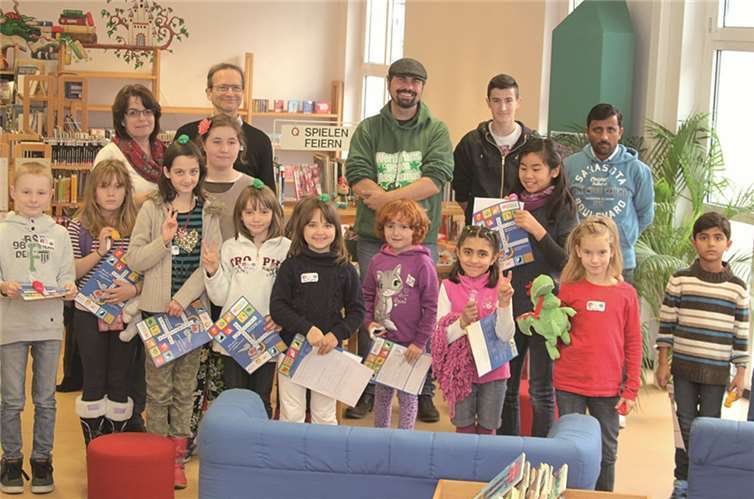 Elf Kinder beim Besuch in der Stadtbücherei Andernach.privat